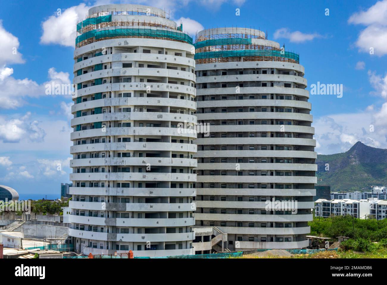 Maurice, décembre 2021 - de grands bâtiments cylindriques inhabituels sont en construction Banque D'Images