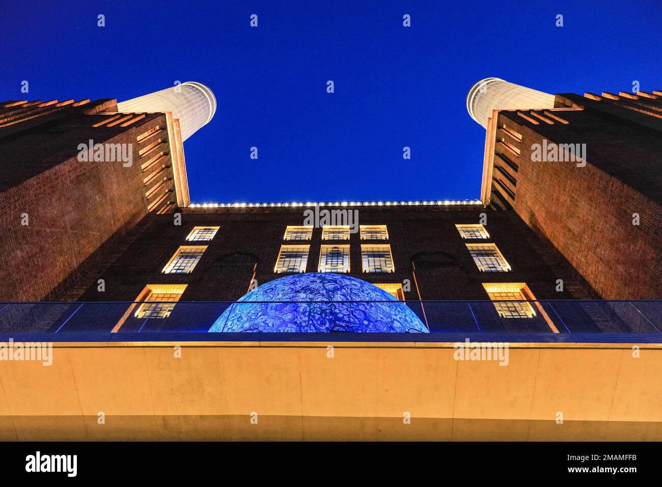 Londres, Royaume-Uni. 19th janvier 2023. Moonburn, par Stichting Barstow  montre une grande lune bleue fluorescente sur le balcon de la centrale  électrique. Le festival des lumières 2023 à Battersea Power Station et