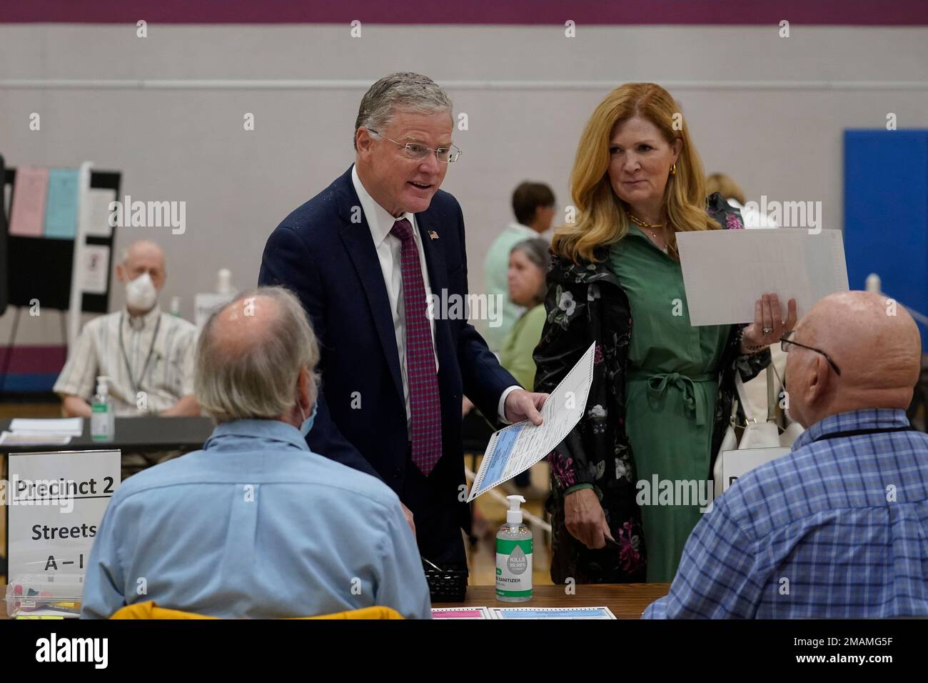 Republican gubernatorial candidate businessman Chris Doughty, top left, and his wife Leslie, top right, receive ballots from election workers before voting, Tuesday, Sept. 6, 2022, in Wrentham, Mass., in the state's primary election. Doughty, a political newcomer, is going up against Republican Geoff Diehl who has former President Donald Trump's endorsement. (AP Photo/Steven Senne) Banque D'Images