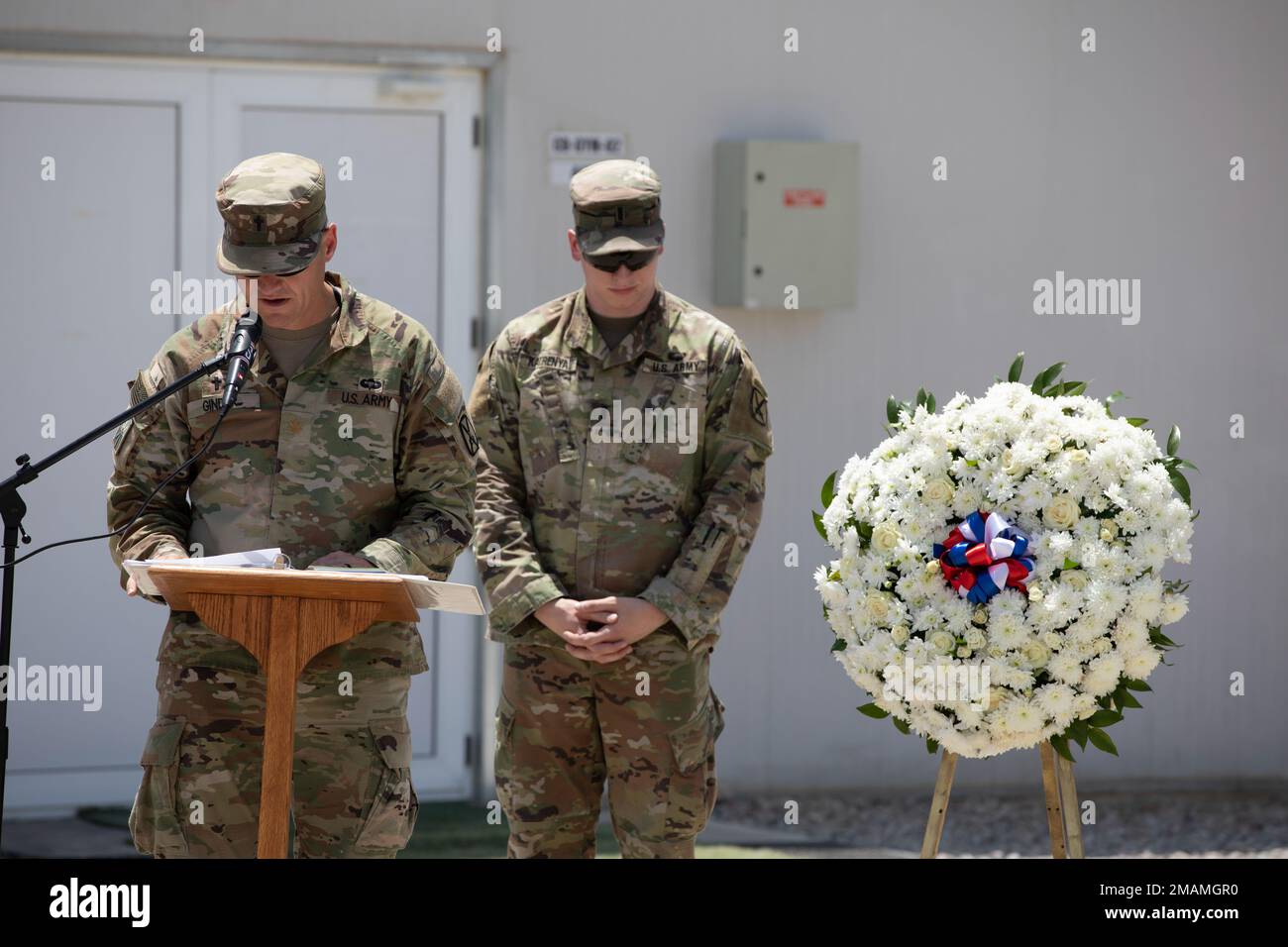 ÉTATS-UNIS Aumônier de l'armée (Maj.) Jonathan Ginder, l'aumônier de la Force opérationnelle, donne l'innovation lors d'une cérémonie du jour du souvenir à la base aérienne d'Erbil, en Irak, au 30 mai 2022. Au cours de la cérémonie, les officiels ont réfléchi aux origines et à l'objectif du jour du souvenir et ont honoré ceux qui ont fait le sacrifice ultime au service de leur pays. Banque D'Images