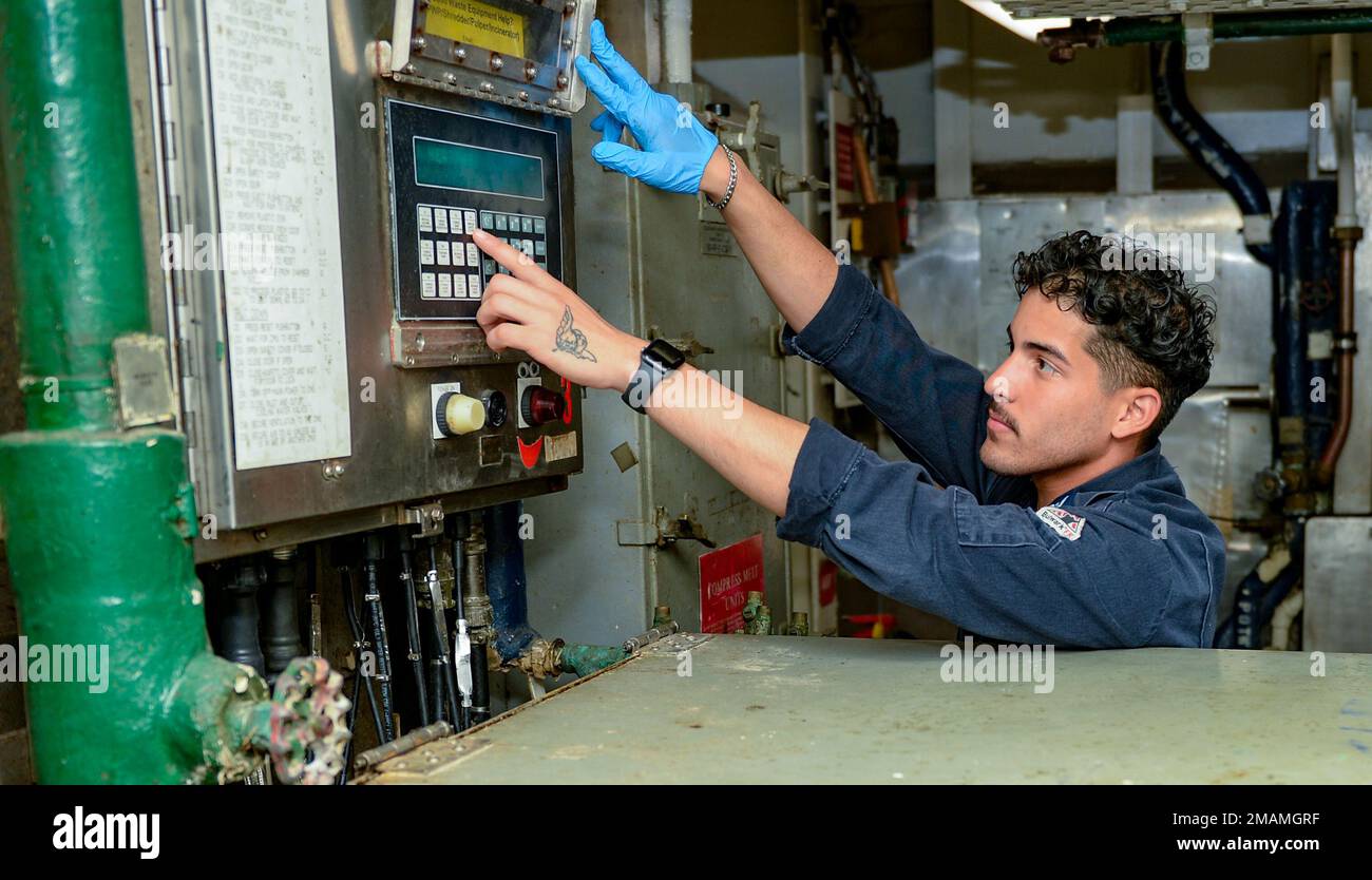 220530-N-FB730-1012 MER ADRIATIQUE (30 mai 2022) le compagnon d'électricien 3rd classe Felix Rodriguez, de Homestead, Floride, traite le plastique avec une unité de fusion comprimée à bord de l'USS Harry S. Truman (CVN 75), 30 mai 2022. Le groupe de grève des transporteurs Harry S. Truman est en cours de déploiement aux États-Unis Marine Forces Europe zone d'opérations, employée par les États-Unis Sixième flotte pour défendre les intérêts des États-Unis, des alliés et des partenaires. Banque D'Images
