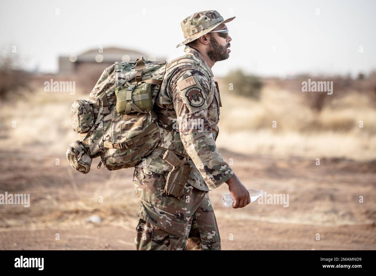 A ÉTATS-UNIS L'Airman de la Force aérienne affecté au Groupe expéditionnaire aérien 409th (AEG) participe à une marche de ruck du jour du souvenir à la base aérienne nigérienne 201, Agadez, Niger, 30 mai 2022. 409th membres d'AEG ont parcouru 8,2 kilomètres autour du périmètre de l'installation en souvenir des membres du service américain qui ont perdu la vie au service de l'armée américaine. Banque D'Images