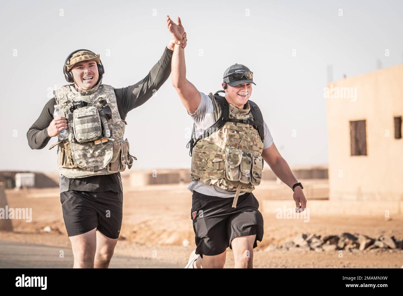 ÉTATS-UNIS Les ingénieurs civils de la Force aérienne affectés au Groupe expéditionnaire aérien 409th (AEG) traversent la ligne d'arrivée lors d'une marche de ruck du jour du souvenir à la base aérienne nigérienne 201, Agadez, Niger, 30 mai 2022. 409th membres d'AEG ont parcouru 8,2 kilomètres autour du périmètre de l'installation en souvenir des membres du service américain qui ont perdu la vie au service de l'armée américaine. Banque D'Images