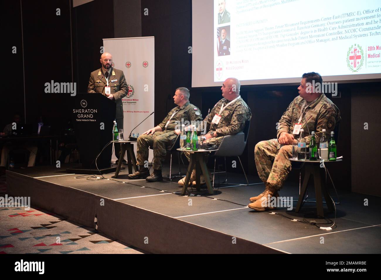 Le lieutenant-colonel hongrois Jozsef Kiss modéré la première table ronde sur les cellules de coordination de l'évacuation des patients de l'OTAN avec des représentants des États-Unis, de la Pologne et de la Géorgie durant la MMME de 28th organisée à l'hôtel Sheraton Grand Tbilissi Metechi Palace à Tbilissi, en Géorgie, au 30 mai 2022. En établissant la confiance et la coopération, les activités de GHE facilitent les partenariats dans la communauté médicale militaire et l'approfondissement des alliances. Banque D'Images