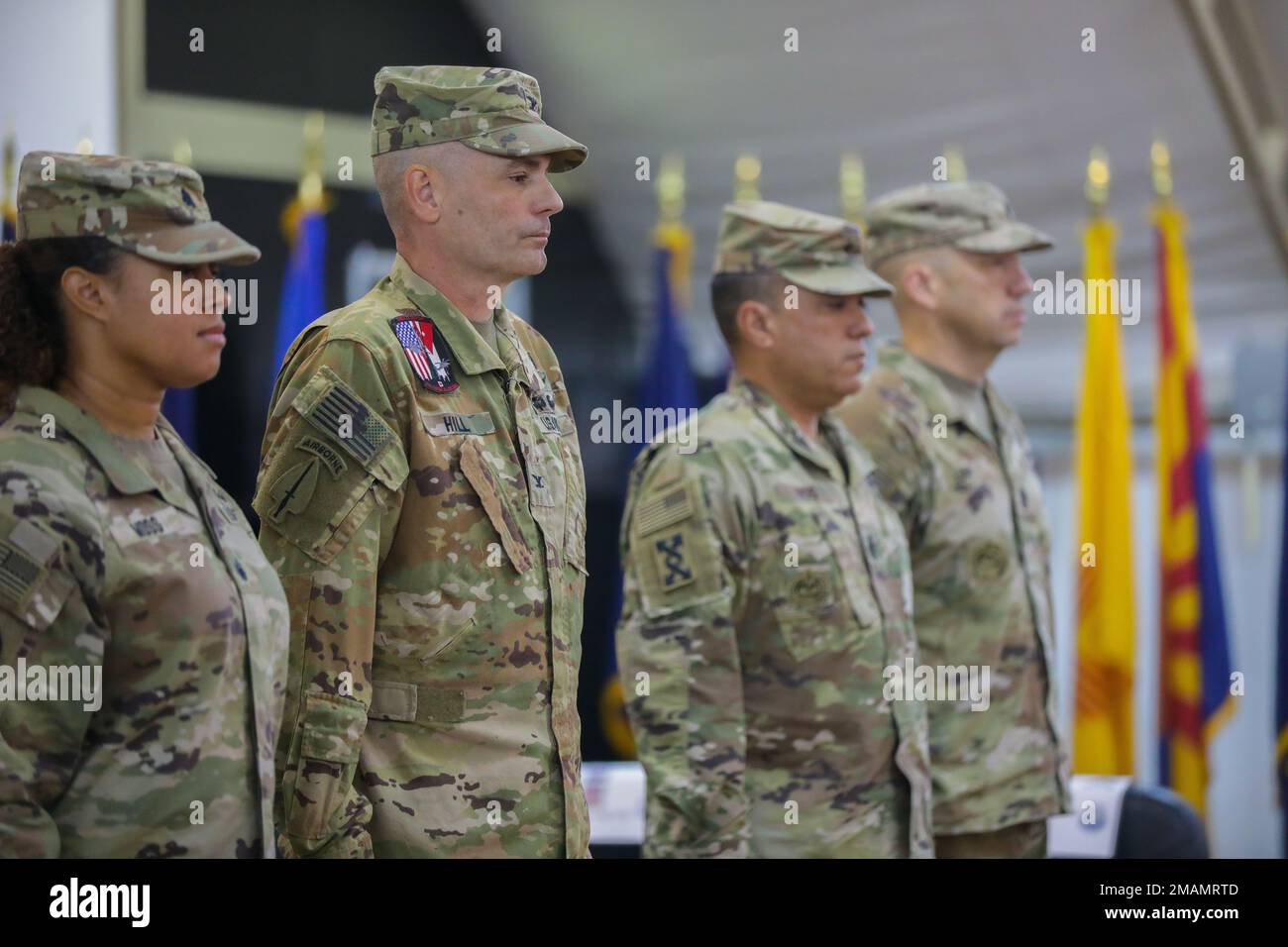 ÉTATS-UNIS Le colonel de l'armée Matthew Hill, au centre-gauche, commandant de la Brigade de l'aviation de combat (ACR) de 11th, et le sergent de commandement Manuel Rios, au centre-droit, le chef principal de L'ACR de 11th, se tiennent en position d'attention lors d'une cérémonie au Camp Buehring, au Koweït, au 30 mai 2022. Les commandants et les sergents de commandement, le major du Bataillon de soutien de la base – Koweït et le CAB de 11th ont accueilli la cérémonie du Memorial Day pour respecter l'origine du jour férié et poursuivre la tradition de la pose de couronnes en l'honneur des membres du service déchus. Banque D'Images