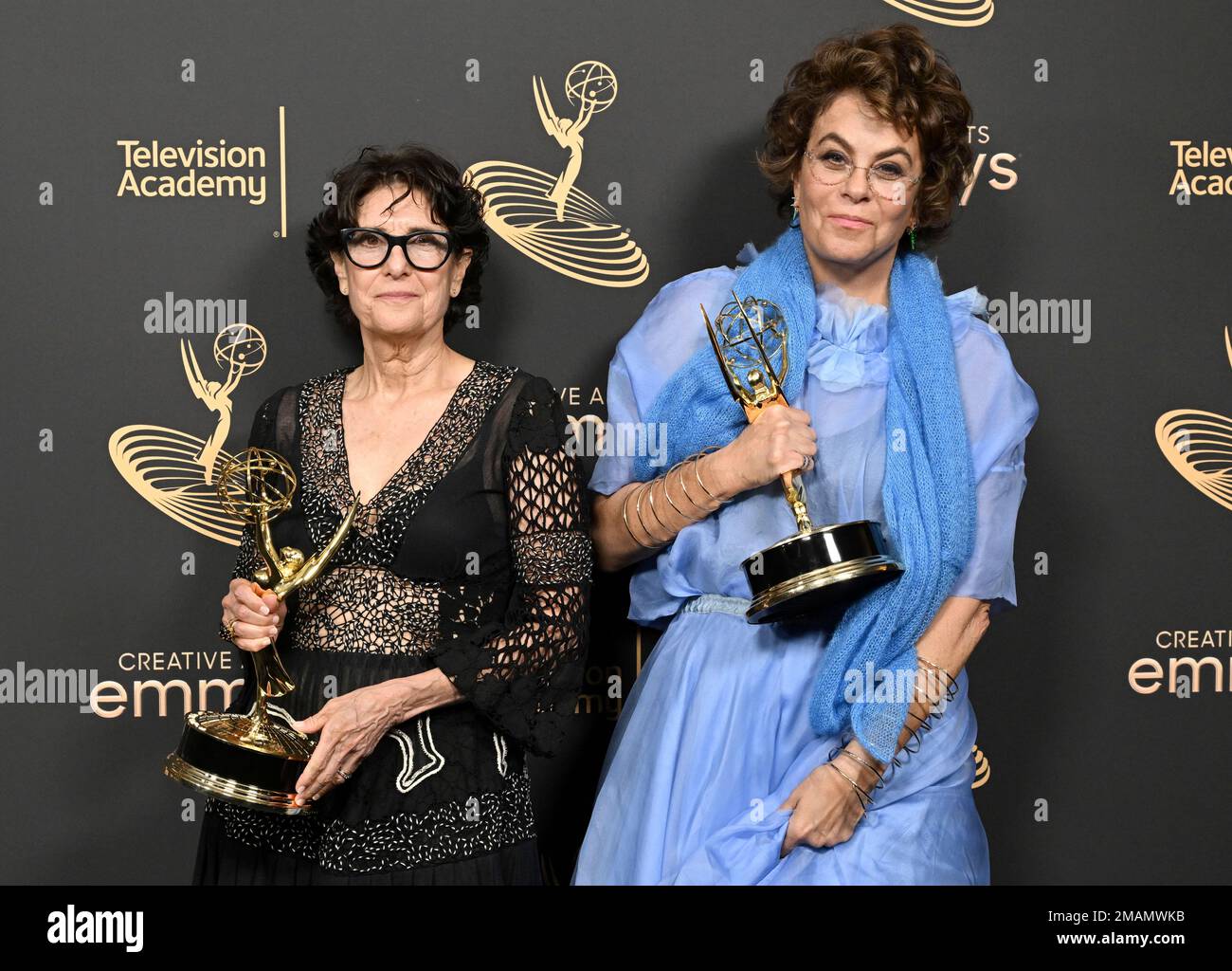 Avy Kaufman, left, and Francine Maisler pose with the Emmy for outstanding casting for a drama series for "Succession" in the press room during night two of the Television Academy's 2022 Creative Arts Emmy Awards at the Microsoft Theater on Sunday, Sept. 4, 2022, in Los Angeles. (Photo by Dan Steinberg/Invision for the Television Academy/AP Images) Banque D'Images