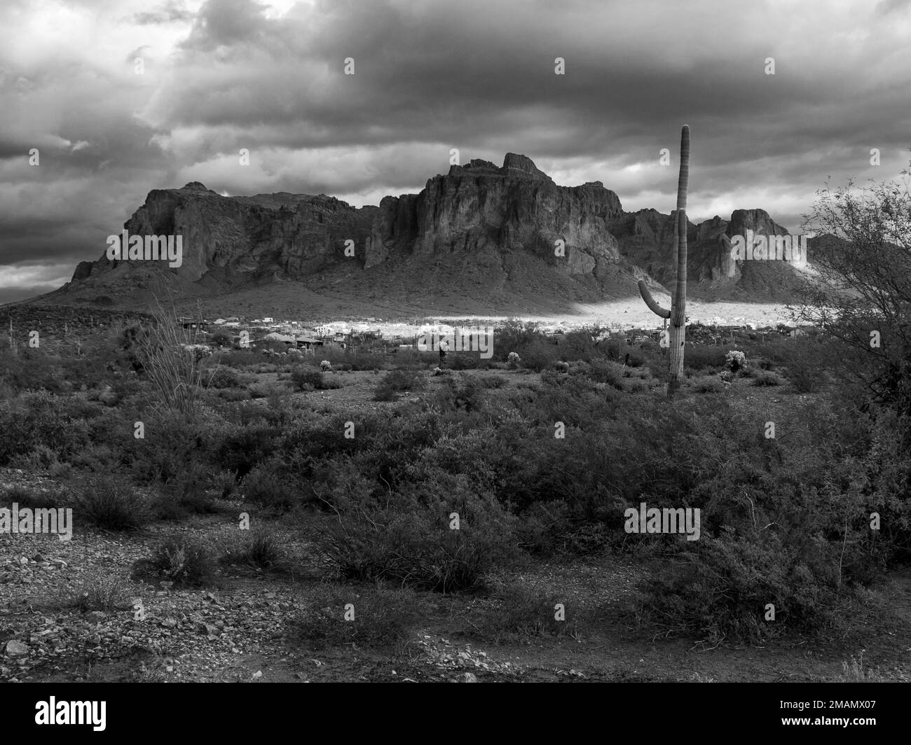 Lorsqu'un front météorologique traverse l'état de l'Arizona, les nuages créent des éléments contrastés sur la chaîne de montagnes Superstition à l'est de Phoenix Banque D'Images