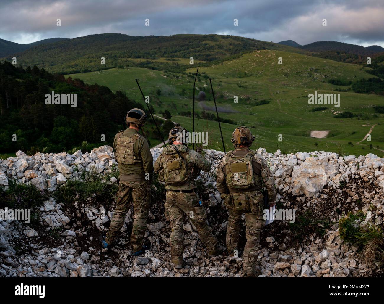 ÉTATS-UNIS Les opérateurs de tactiques spéciales de la Force aérienne et un contrôleur letton d'attaque de terminal commun appellent en étroite assistance aérienne d'un Harrier AV-8 espagnol pendant la grève Adriatique 2022, en Slovénie, 31 mai 2022.la formation avec nos alliés et partenaires communs et combinés augmente notre létalité et améliore l'interopérabilité, permettre à nos forces de contrer l'agression et la coercition militaires en partageant les responsabilités de la défense commune. Banque D'Images