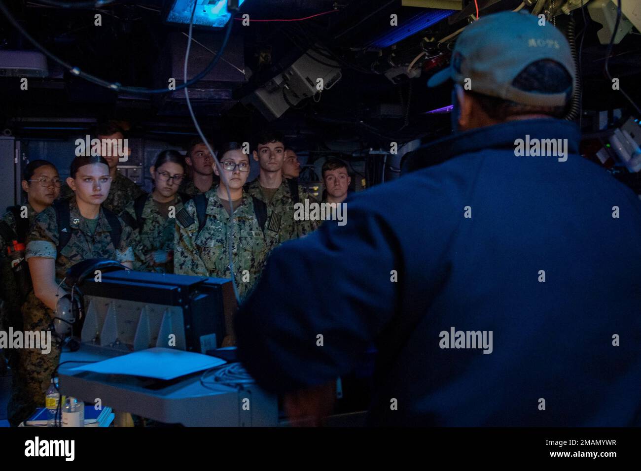 OCÉAN PACIFIQUE (31 mai 2022) le lieutenant Kenny Smith, originaire de Spencer, Oklahoma, parle avec des sages-navires du Centre d'information sur le combat (CIC) du navire d'assaut amphibie USS Essex (LHD 2) lors d'une visite en bateau, 31 mai 2022. Essex mène actuellement des opérations de routine dans la flotte américaine 3rd. Banque D'Images