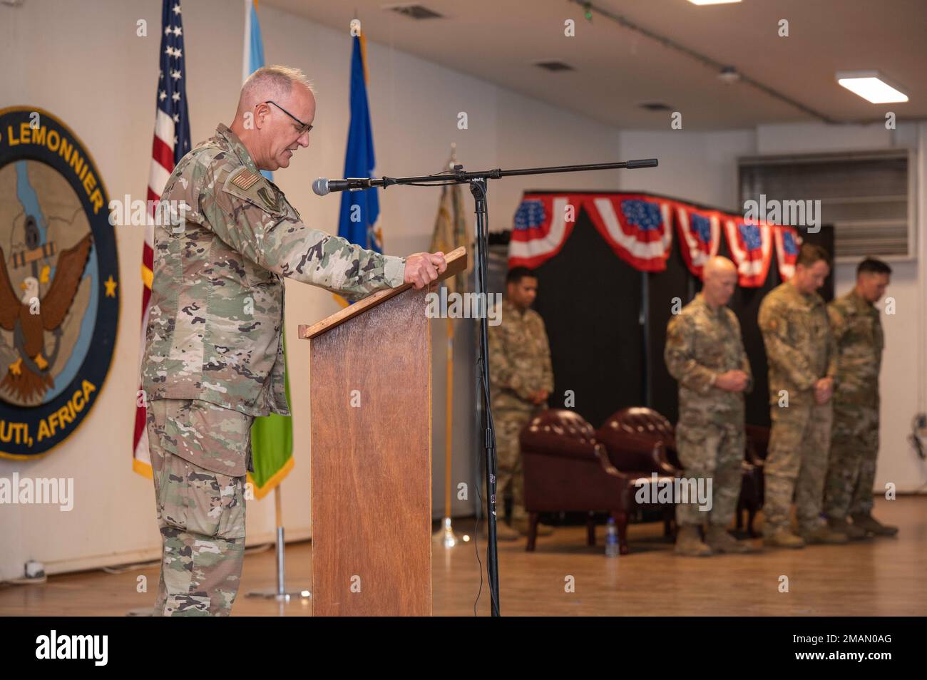 ÉTATS-UNIS L’aumônier de la Force aérienne, le Maj. Lane Campbell, prie lors d’une cérémonie de passation de commandement au Camp Lemonnier, Djibouti, 31 mai 2022. ÉTATS-UNIS Le colonel de la Force aérienne, Jason Chambers, a pris le commandement du Groupe expéditionnaire aérien de 449th du colonel Matthew Bartlett lors d'une cérémonie présidée par le colonel Calvin Powell, vice-commandant de la 435th Escadre expéditionnaire aérienne. Banque D'Images