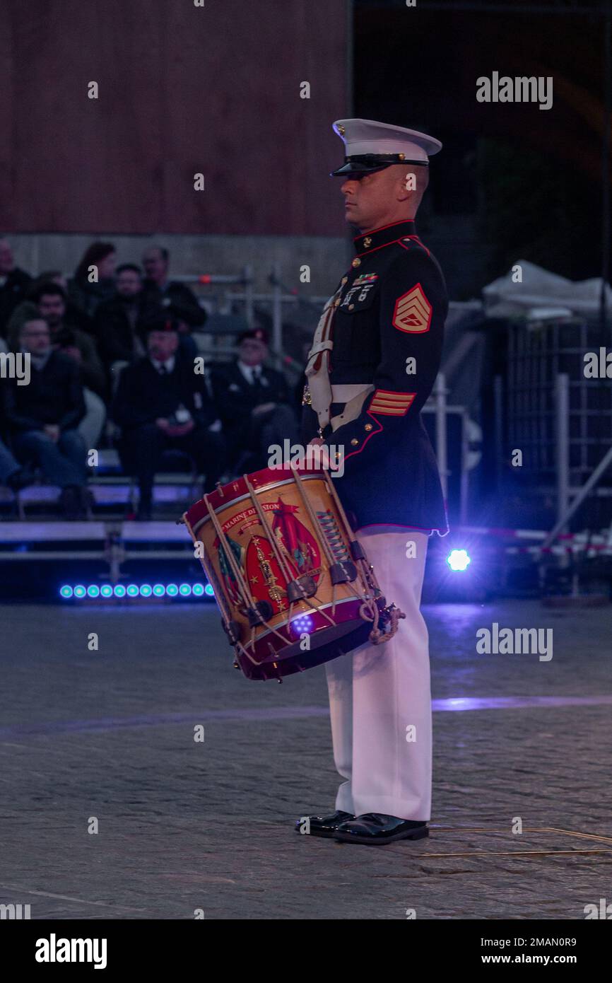 ÉTATS-UNIS Le sergent d'état-major du corps maritime Tyler Limbrock, percussionniste de la bande de la Division Marine en 2D, joue la batterie pendant le Tattoo international de défense belge à Mons, en Belgique, au 31 mai 2022. Ce festival de cinq jours est le premier Tattoo international belge, qui était initialement prévu pour commémorer le 75th anniversaire de la libération de la Belgique en 2020, mais qui a été reporté en raison de la COVID-19. Les groupes militaires participants comprennent les groupes belge, français, polonais et américain. Banque D'Images