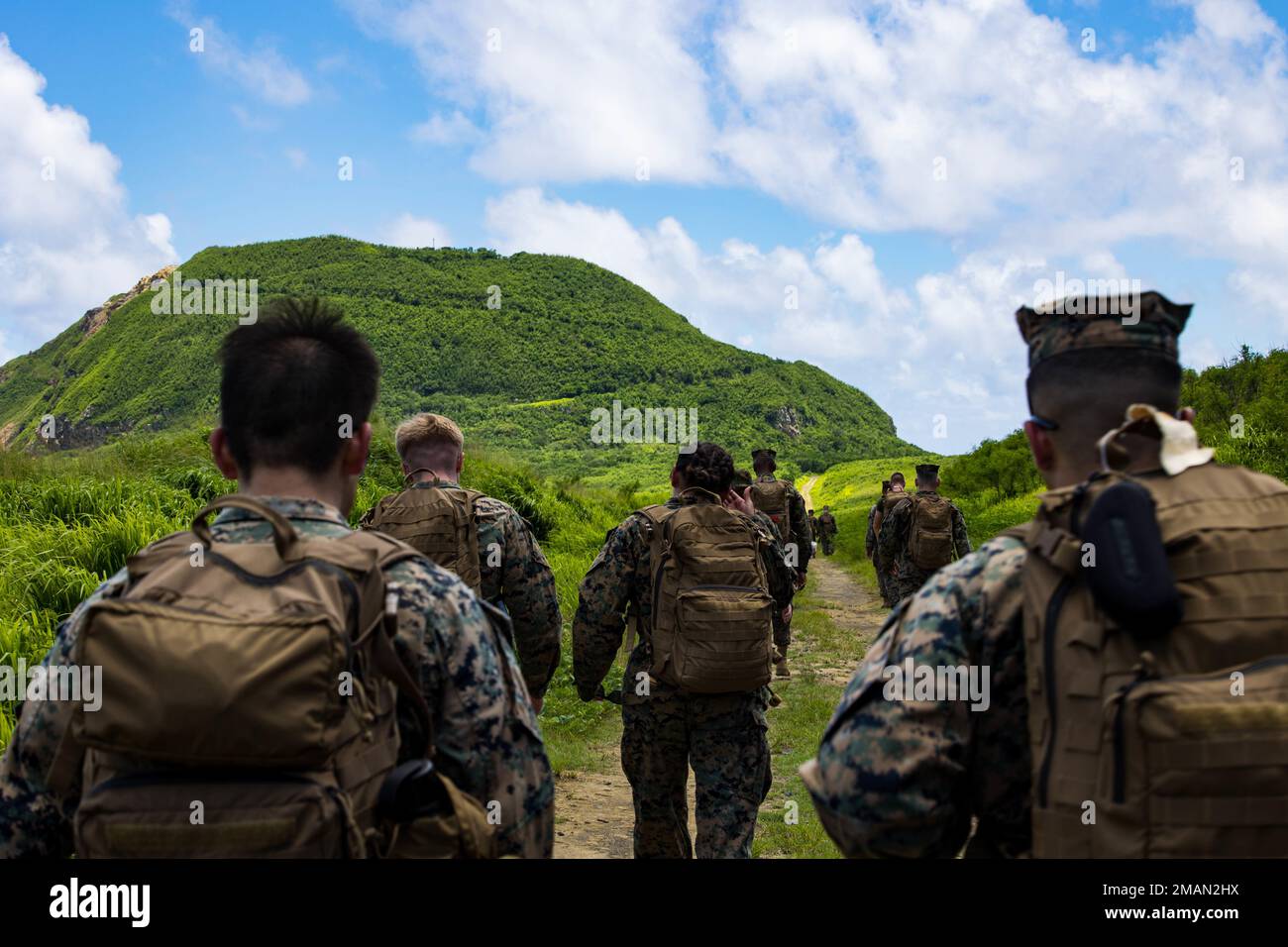 ÉTATS-UNIS Marines avec III Marine Expeditionary Force randonnée jusqu'au sommet de Mt. Suribachi à Iwo to, Japon, 31 mai 2022. Les Marines se sont rendus à Iwo pour une formation militaire professionnelle où ils ont appris sur la bataille d'Iwo Jima. Banque D'Images