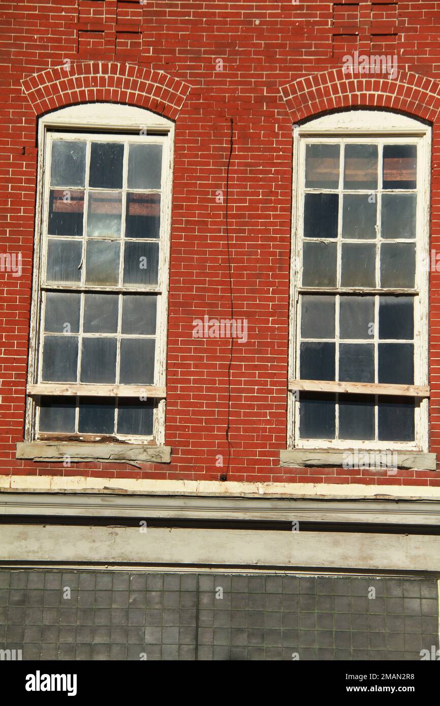 Façade d'un ancien bâtiment abandonné sur main Street à Lynchburg, va, USA Banque D'Images