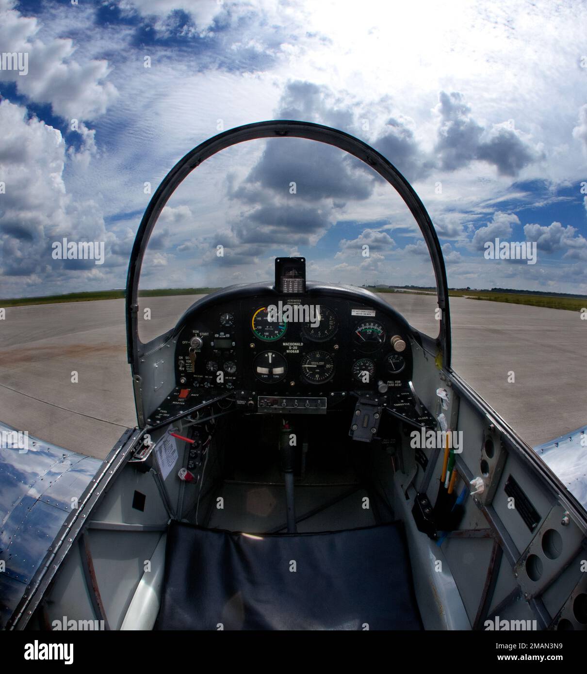 Cockpit construit à la main d'un avion expérimental S-22 Banque D'Images