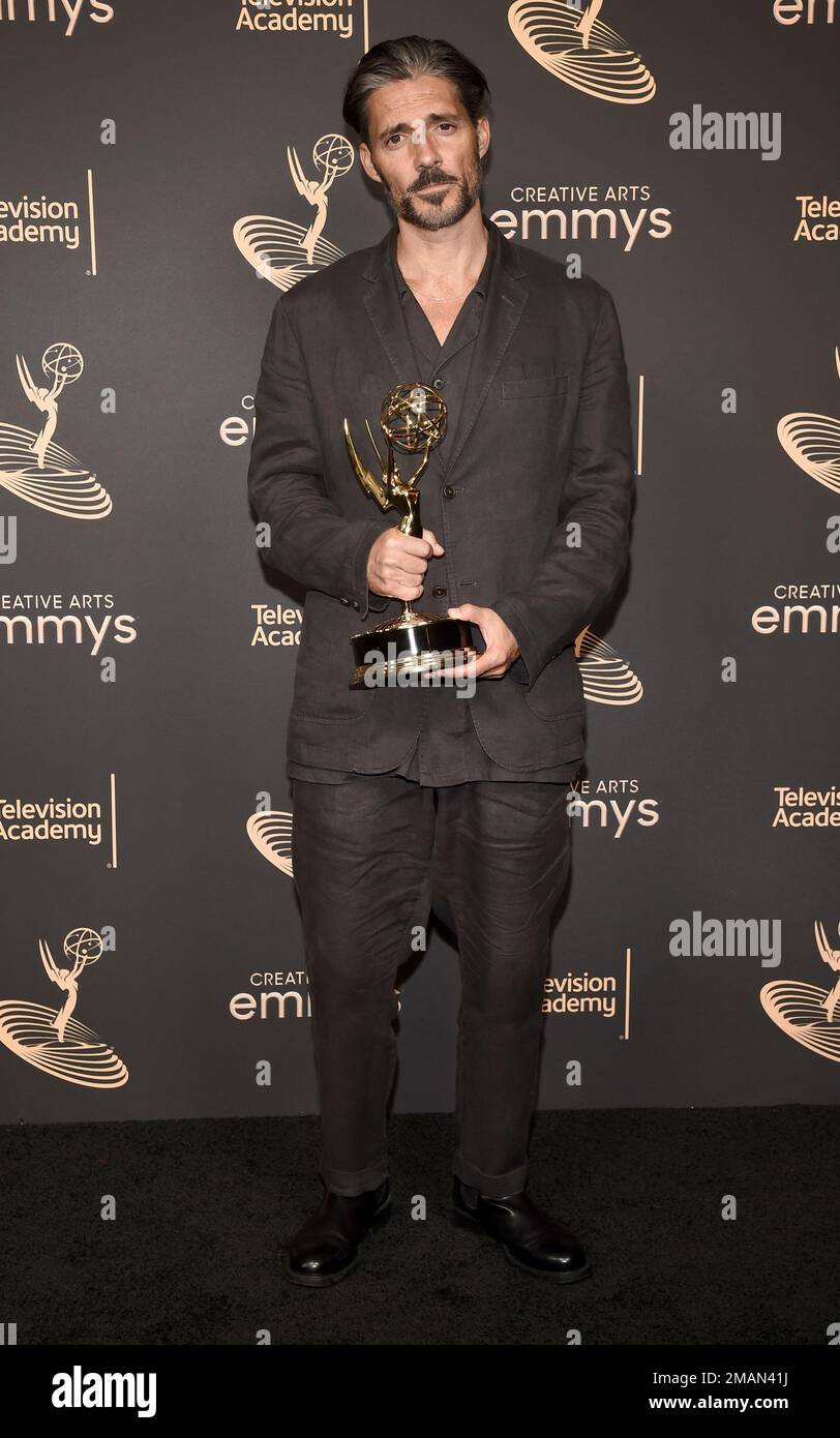 Alberto Mielgo poses with the Emmy for outstanding achievement in animation for "Jibarol" episode of "Love, Death + Robots" in the press room during night one of the Television Academy's 2022 Creative Arts Emmy Awards at the Microsoft Theater on Saturday, Sept. 3, 2022, in Los Angeles. (Photo by Dan Steinberg/Invision for the Television Academy/AP Images) Banque D'Images