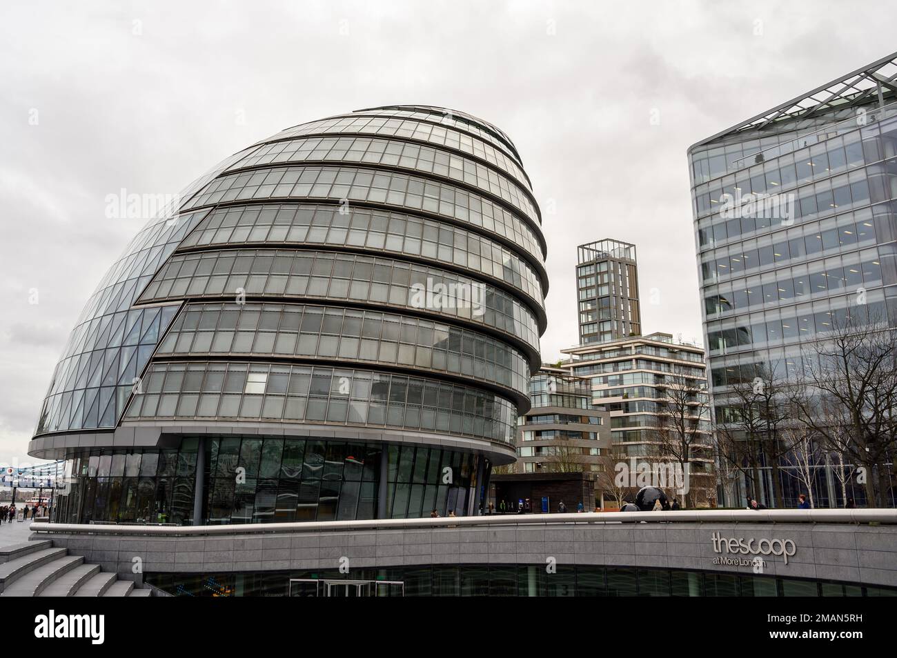 Plus quartier de Londres, Londres / Royaume-Uni: Vue de l'hôtel de ville (bureau du maire de Londres), d'autres immeubles de bureaux et de l'amphithéâtre Scoop. Banque D'Images