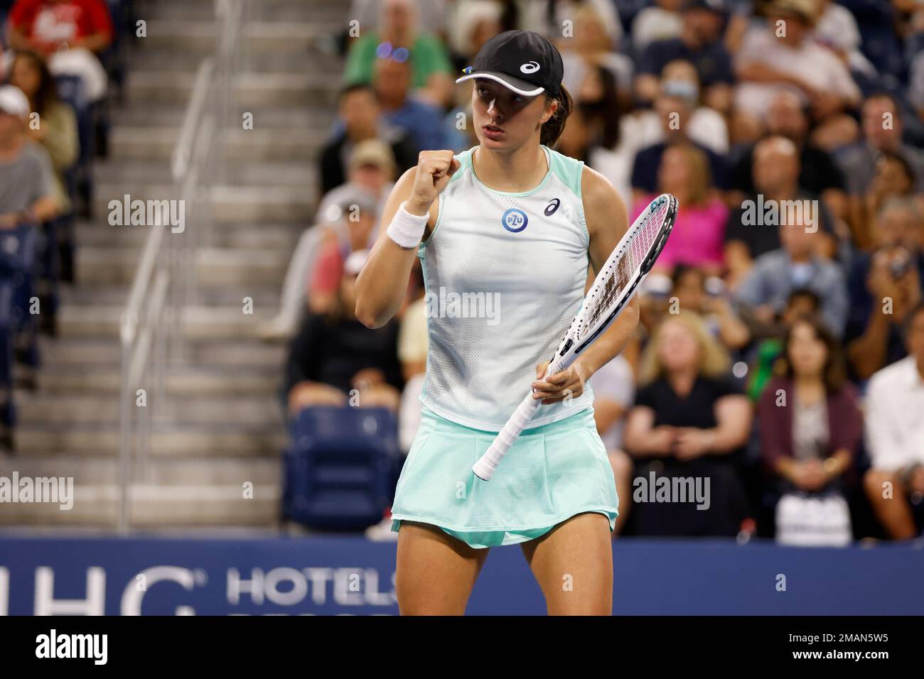 Iga Swiatek, of Poland, celebrates winning a point against Lauren Davis, of the United States, during the third round of the U.S. Open tennis championships, Saturday, Sept. 3, 2022, in New York. (AP Photo/Jason DeCrow) Banque D'Images