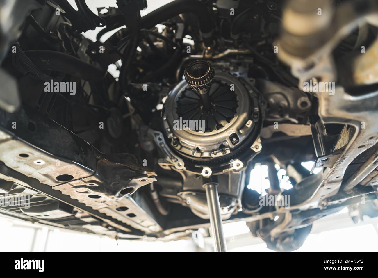 Dépose et installation d'un nouveau kit d'embrayage pour une voiture dans un atelier de réparation automobile. Photo de haute qualité Banque D'Images