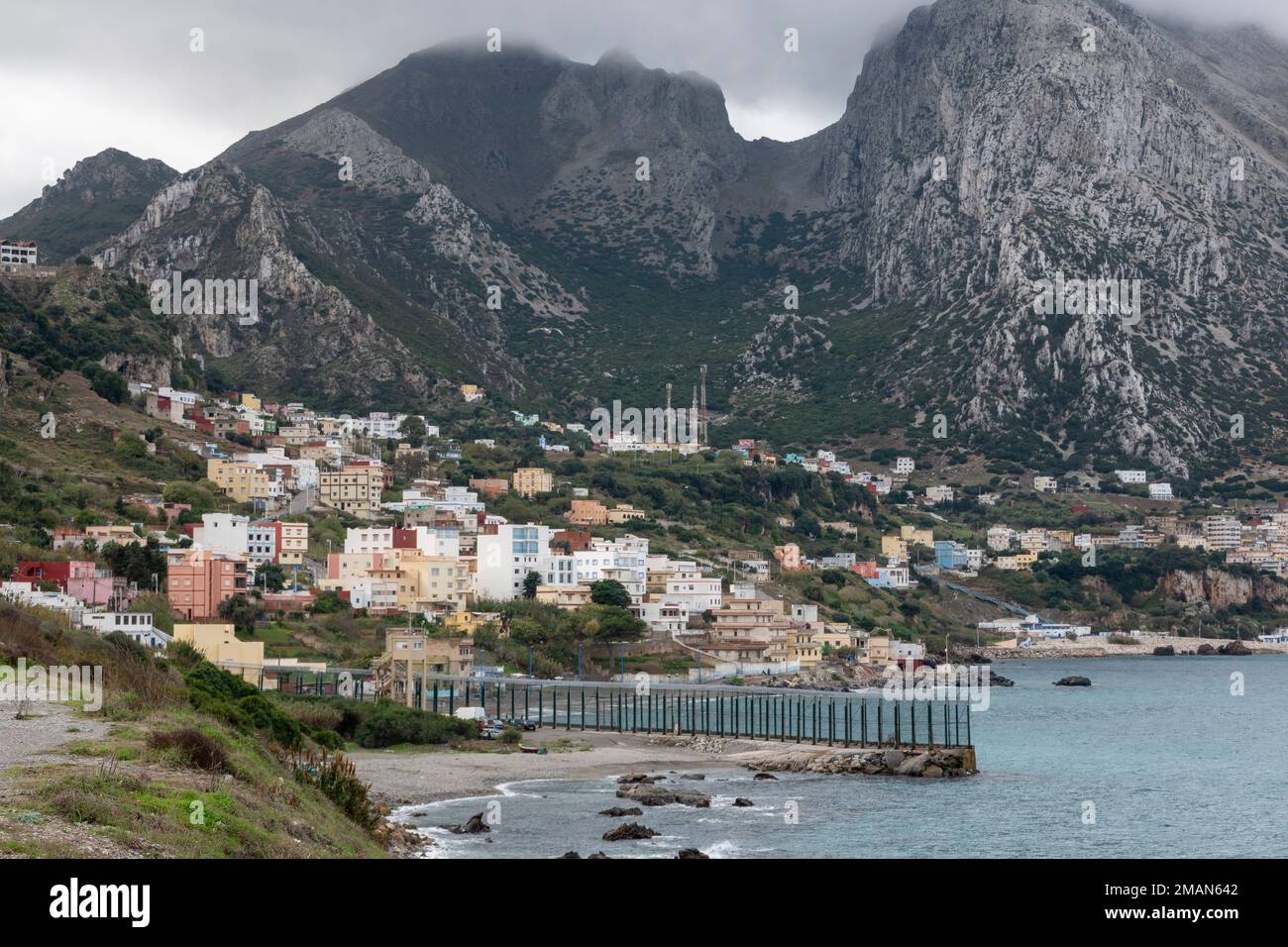 Vue sur la clôture séparant Ceuta (Espagne) et le Maroc. Derrière la clôture, nous voyons le village de Belyounech (Maroc), et la montagne Jebel Musa Banque D'Images