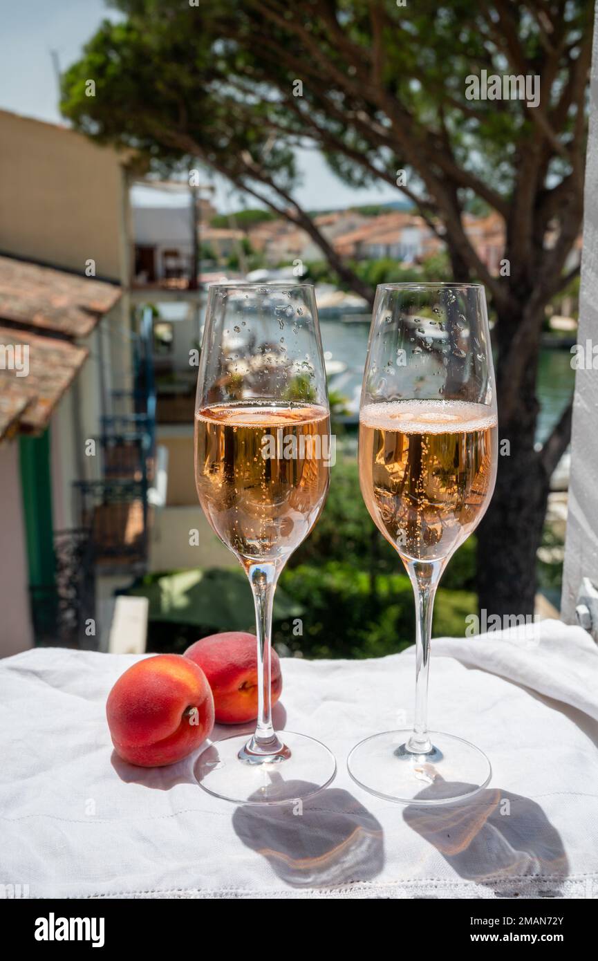 Fête d'été, boire du champagne à la rose française en verres dans le