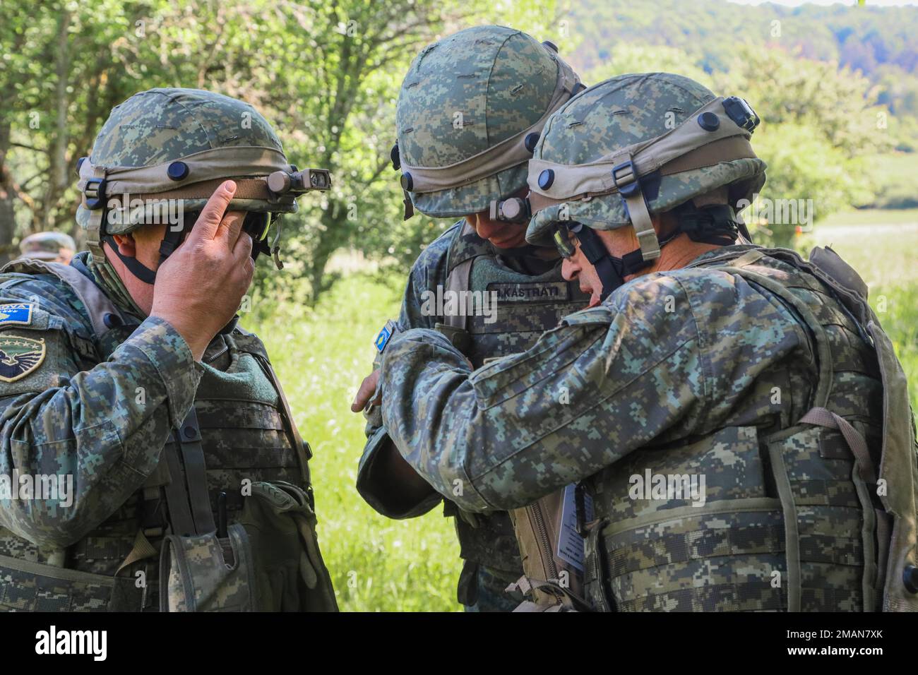 Les soldats du Kosovo affectés à l'élimination de l'ordonnance sur les explosifs de la Force de sécurité du Kosovo (DOE), effectuent un scénario d'entraînement à la DOE au cours de l'exercice Combined Resolve 17 (CBR 17) dans la zone d'entraînement de Hohenfels, au Centre de préparation multinational conjoint (JMRC) à Hohenfels, en Allemagne, au 1 juin 2022. Le CBR 17 est un exercice de 7th exécution du Commandement de l'entraînement de l'Armée de terre dirigé par l'Europe et l'Afrique de l'Armée des États-Unis qui a lieu au JMRC du 20 mai au 19 juin 2022. L’événement est conçu pour évaluer et évaluer la capacité de 1/3ID à mener des opérations dans un espace de combat complexe et multidomaine simulé. Le foyer de la rotation est d'exercer Banque D'Images