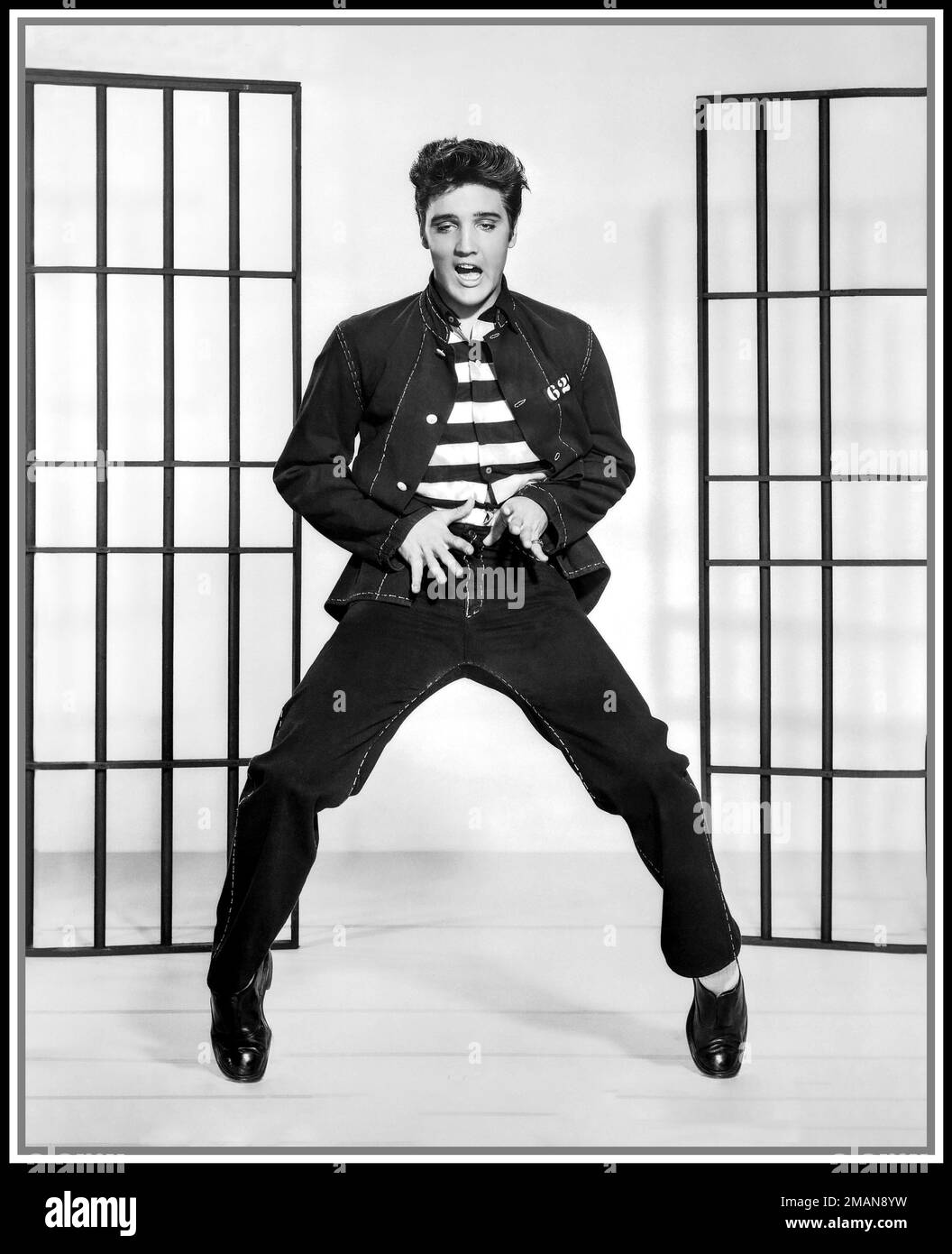 JAILHOUSE ROCK Elvis Presley film toujours de l'emblématique film & chanson 'Jailhouse Rock' 1957 les paroles de la chanson commencent... "Gardien a organisé une fête dans la prison du comté". Elvis Presley action publicité studio faisant toujours la promotion du film 'Jailhouse Rock' Hollywood USA Banque D'Images
