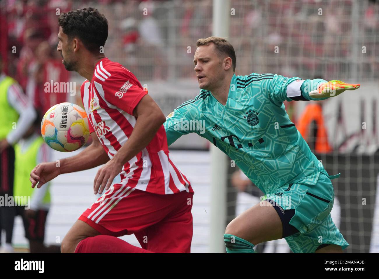 Bayern's goalkeeper Manuel Neuer, right, and Union's Rani Khedira challenge for the ball during the German Bundesliga soccer match between 1. FC Union Berlin and FC Bayern Munich at the Alte Forsterei stadium in Berlin, Germany, Saturday, Sept. 3, 2022. (AP Photo/Michael Sohn) Banque D'Images