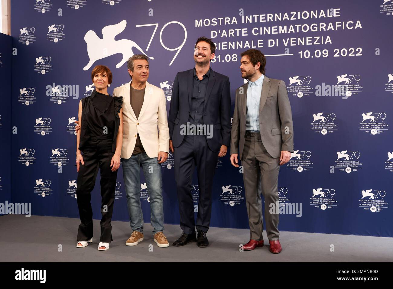 Alejandra Flechner, from left, Ricardo Darin, director Santiago Mitre and Juan Pedro Lanzani pose for photographers at the photo call for the film 'Argentina, 1985' during the 79th edition of the Venice Film Festival in Venice, Italy, Saturday, Sept. 3, 2022. (Photo by Joel C Ryan/Invision/AP) Banque D'Images