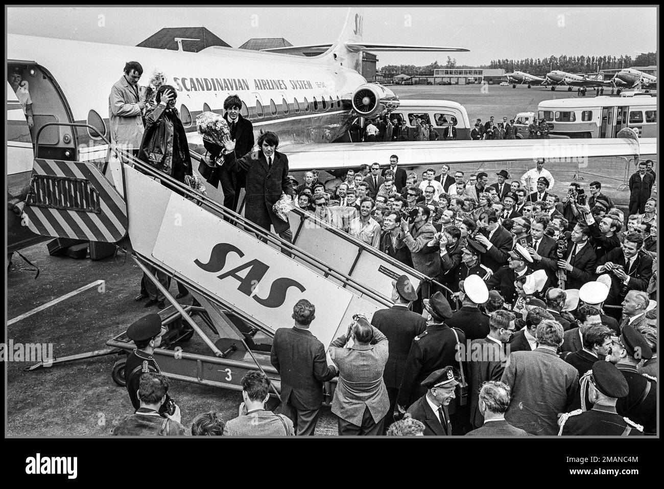 THE BEATLES Music Group Pop Band années 1960 arrivée des Beatles à l'aéroport de Schiphol Hollande, les Beatles sur les escaliers de vol avec l'écrasement des photographes de presse sur le tarmac Date : 5 juin 1964 lieu : Hollande du Nord, Schiphol Banque D'Images