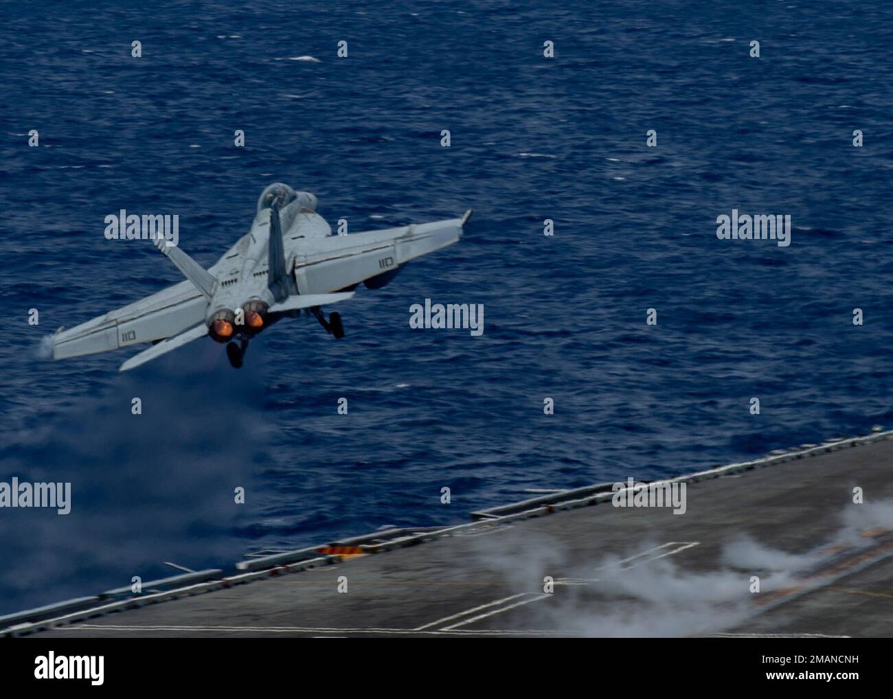 220601-N-YQ181-1192 MER DES PHILIPPINES (1 juin 2022) un F/A-18F Super Hornet affecté aux Diamondbacks du Strike Fighter Squadron (VFA) 102 lance depuis le pont de vol des États-Unis Le seul porte-avions de la Marine, le USS Ronald Reagan (CVN 76). Ronald Reagan, le navire amiral du Carrier Strike Group 5, fournit une force prête à combattre qui protège et défend les États-Unis, et soutient les alliances, les partenariats et les intérêts maritimes collectifs dans la région Indo-Pacifique. Banque D'Images