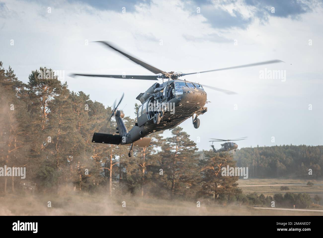 Un UH-60 Blackhawk se prépare à atterrir pour une mission d'assaut aérien pendant l'exercice Combined Resolve 17 (CBR 17) à la zone d'entraînement de Hohenfels, au Centre conjoint de préparation multinationale (JMRC) à Hohenfels, en Allemagne, au 1 juin 2022. Le CBR 17 est un exercice de 7th exécution du Commandement de l'entraînement de l'Armée de terre dirigé par l'Europe-Afrique de l'Armée des États-Unis qui a lieu au JMRC du 20 mai au 19 juin 2022. L’événement est conçu pour évaluer et évaluer la capacité de 1/3ID à mener des opérations dans un espace de combat complexe et multidomaine simulé. La rotation a pour objectif d'exercer des opérations d'armement combiné dans un environnement multinational. Banque D'Images