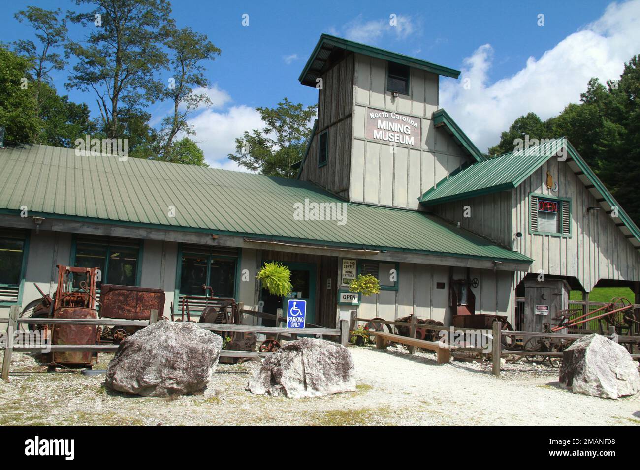 Little Switzerland, NC, États-Unis. Emerald Village : vue de face du musée minier. Banque D'Images