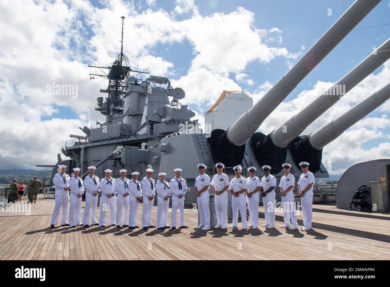 PEARL HARBOR, Hawaï (01 juin 2022) États-Unis Les dirigeants et les nominés de la flotte du Pacifique posent pour une photo à bord du mémorial du cuirassé du Missouri pendant les États-Unis de 2022 Pacific Fleet Sailor de l'année (SOJA) semaine. Les candidats et les membres du conseil d'administration du marin de l'année ont visité le Missouri pour renforcer leur compréhension et leur appréciation de l'histoire et du patrimoine de la marine. Le programme SOJA, créé en 1972, reconnaît ceux qui incarnent un esprit de combat, les valeurs fondamentales de la Marine et un engagement profond envers leurs commandements et leurs communautés. Banque D'Images