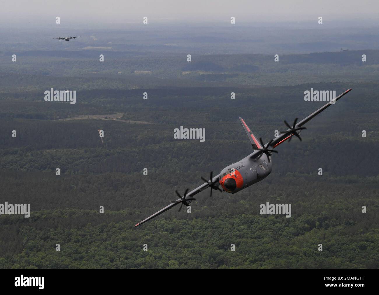 Un C-130J Super Hercules survole le centre de l'Arkansas pendant un vol de formation, 1 juin 2022. La formation était dirigée par le 61st Escadron de transport aérien, qui est un escadron de vol affecté à la plus grande unité C-130 du monde, la 19th Escadre de transport aérien. Banque D'Images