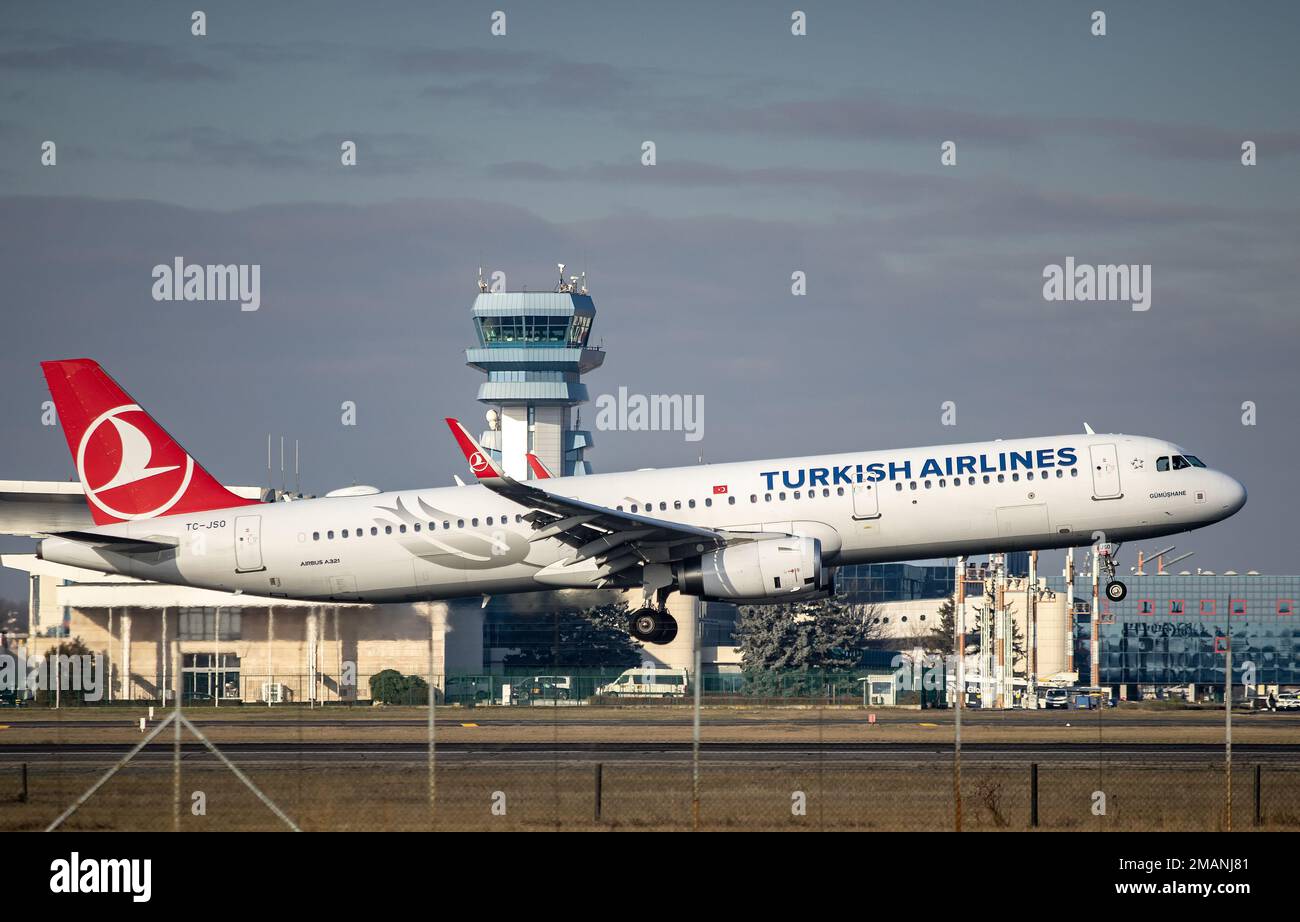 Otopeni, Roumanie - 17 janvier 2023 : Turkish Airlines, TC-JSO, Airbus A321-231, les avions atterri à l'aéroport Henri Coanda d'Otopeni. Banque D'Images