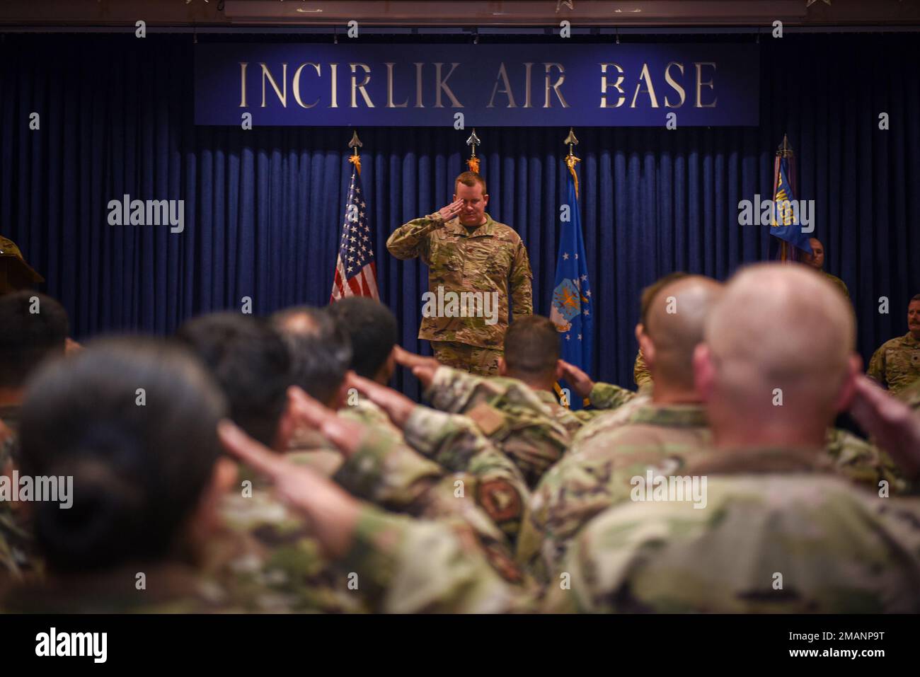 Le Maj Jeffrey Allen, commandant entrant de l'escadron de maintenance 39th, rend son premier hommage à titre de commandant lors d'une cérémonie de changement de commandement à la base aérienne d'Incirlik, Turquie, 1 juin 2022. Au cours de la cérémonie, le lieutenant-colonel Jeffrey Hill, commandant sortant du MXS 39th, a abandonné le commandement à Whitehead, qui a ensuite chargé Allen de diriger le MXS 39th. La cérémonie de passation de commandement est une tradition militaire de longue date qui représente le transfert officiel de commandement d'un officier à un autre. Allen a précédemment occupé le poste de directeur des opérations de MXS en 31st à la base aérienne d'Aviano, en Italie. Banque D'Images