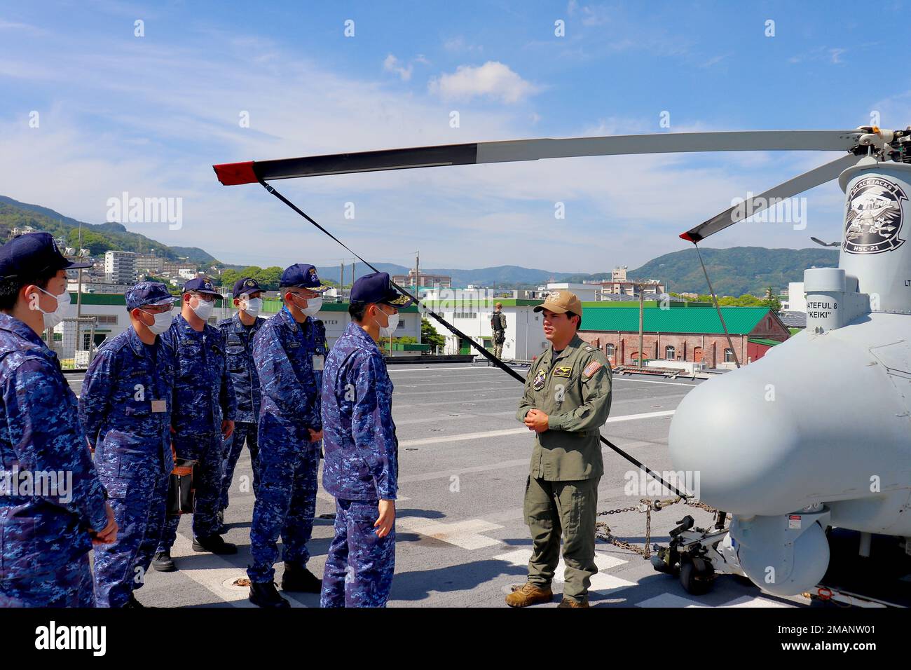 220601-O-NR876-319 SASEBO, Japon (1 juin 2022) le lieutenant Brian O’Loughlin, de Norfolk (Virginie), parle au vice-chef de la Force d'autodéfense maritime du Japon FUKUDA Tatsuya, commandant de la Force d'escorte de la flotte, Et l'ADM arrière SHIMIZU Hitoshi, commandant, Escort Flotilla Two, sur les capacités de l'hélicoptère sans pilote MQ-8B Fire Scout et la façon dont il est intégré dans les ensembles de mission uniques du navire de combat littoral de classe Independence USS Charleston (LCS 18). Charleston, qui fait partie du Destroyer Squadron (DESRON) 7, est en cours de déploiement par rotation, opérant dans la zone d'exploitation de la flotte américaine 7th pour améliorer Banque D'Images