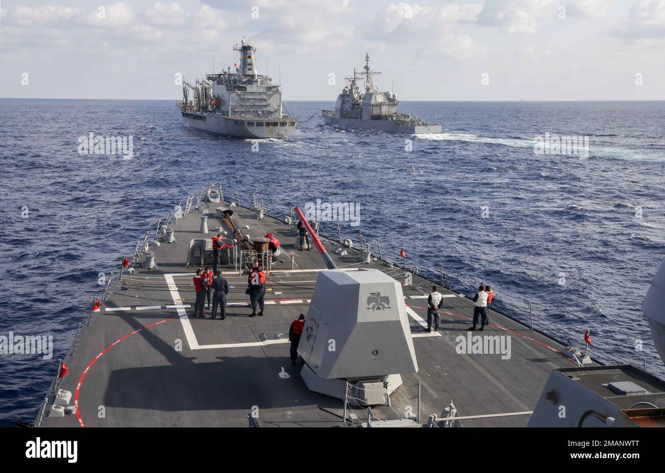 MER DES PHILIPPINES (19 janvier 2023) – le destroyer de missiles guidés de la classe Arleigh Burke USS Rafael Peralta (DDG 115) en poste d'attente, à l'arrière de la flotte de la classe Henry J. Kaiser oiler USNS John Ericsson (T-AO 194) et le croiseur de missiles guidés de la classe Ticonderoga USS Cruorsville (CG 62) lors d'une reconstitution en mer des Philippines, 19 janvier. Rafael Peralta est affecté au commandant de la Force opérationnelle 71/Escadrier Squadron (DESRON) 15, le plus grand DESRON déployé à l'avant de la Marine et la principale force de surface de la flotte américaine 7th. (É.-U. Photo de la marine par Spécialiste des communications de masse 1st Banque D'Images