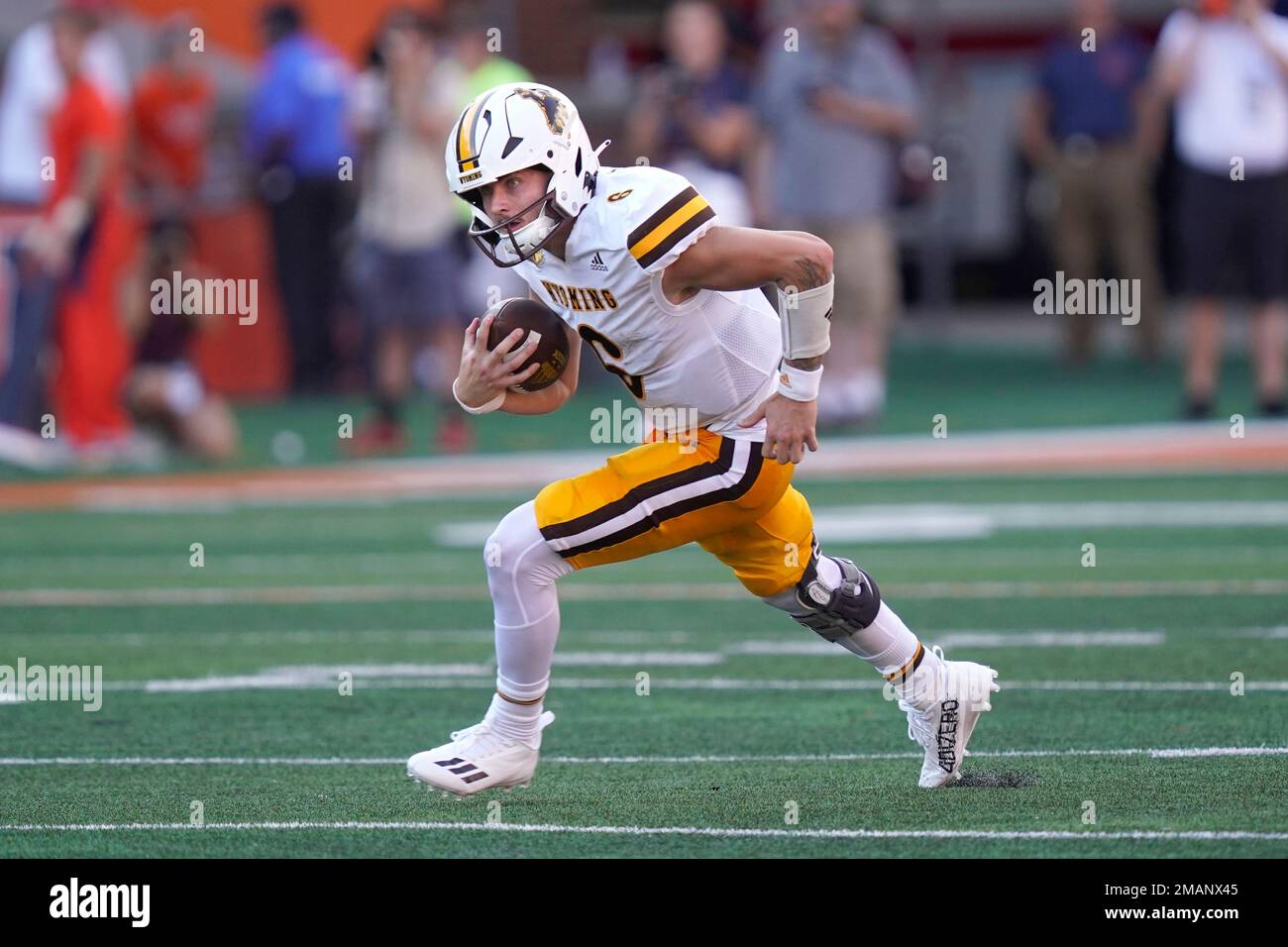 Wyoming quarterback Andrew Peasley carries the ball during an NCAA college football game against Illinois Saturday, Aug. 27, 2022, in Champaign, Ill. (AP Photo/Charles Rex Arbogast) Banque D'Images