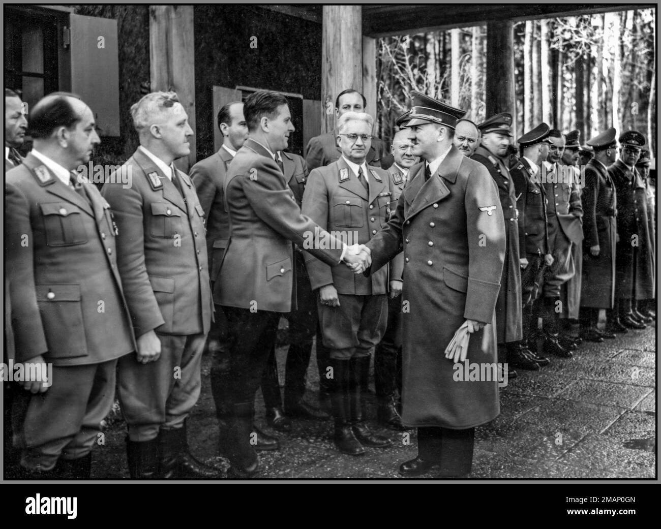 Adolf Hitler avec les gaulériers et les Reichsleiters, réception au siège de Gierłoż, Wolfsschanze, près de Ratenburg en Prusse orientale, connu sous le nom de Wolf's Lair (à droite), Sorenger, Wilhelm Murr, Stuertz, Baldur von Schirach (les grands adolf Hitler), Karl Hanke, August Eigruber, Jordan, Karl Weinrich, Franz Schwede-Coburg, Heinrich Himmler, Alfred Rosenberg, Ritter von Epp, Wilhelm Frick, Franz Xaver Schwarz, Robert Ley. Au QG Hitlers .'Wolfsschanze ' près de Ratenburg en Prusse orientale: Réception pour le Reichsleiter et les Gauleiters après leur rencontre à Berlin; Banque D'Images