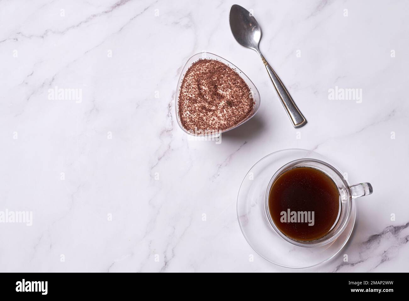 deux tasses de café, l'une avec du chocolat et l'autre avec du sucre brun sur une surface en marbre blanc Banque D'Images
