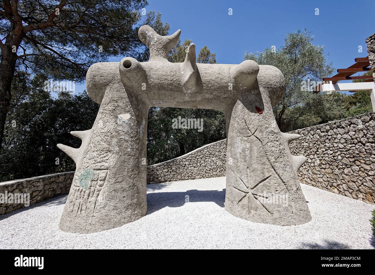 « L'arc » (l'arche) de Joan Miró exposé à la Fondation Maeght, Saint-Paul de Vence, France. Crédit: MLBARIONA/Alamy stock photo Banque D'Images