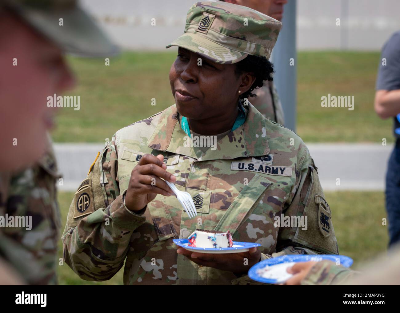 ÉTATS-UNIS Armée Force opérationnelle de l'Europe du Sud, Afrique (SETAF-AF) le sergent-major Sue-Ellyn Baker jouit d'une part de gâteau aux États-Unis Force opérationnelle de l'armée de l'Europe du Sud, Afrique (SETAF-AF) États-Unis Le mois du patrimoine de l'armée et la commémoration d'anniversaire ont eu lieu à Caserme Del DIN, Vicenza, Italie, sur 2 juin 2022. Le mois du patrimoine de l'Armée commémore tous ceux qui ont répondu à l'appel au service sine la fondation de l'Armée en 1775. Banque D'Images