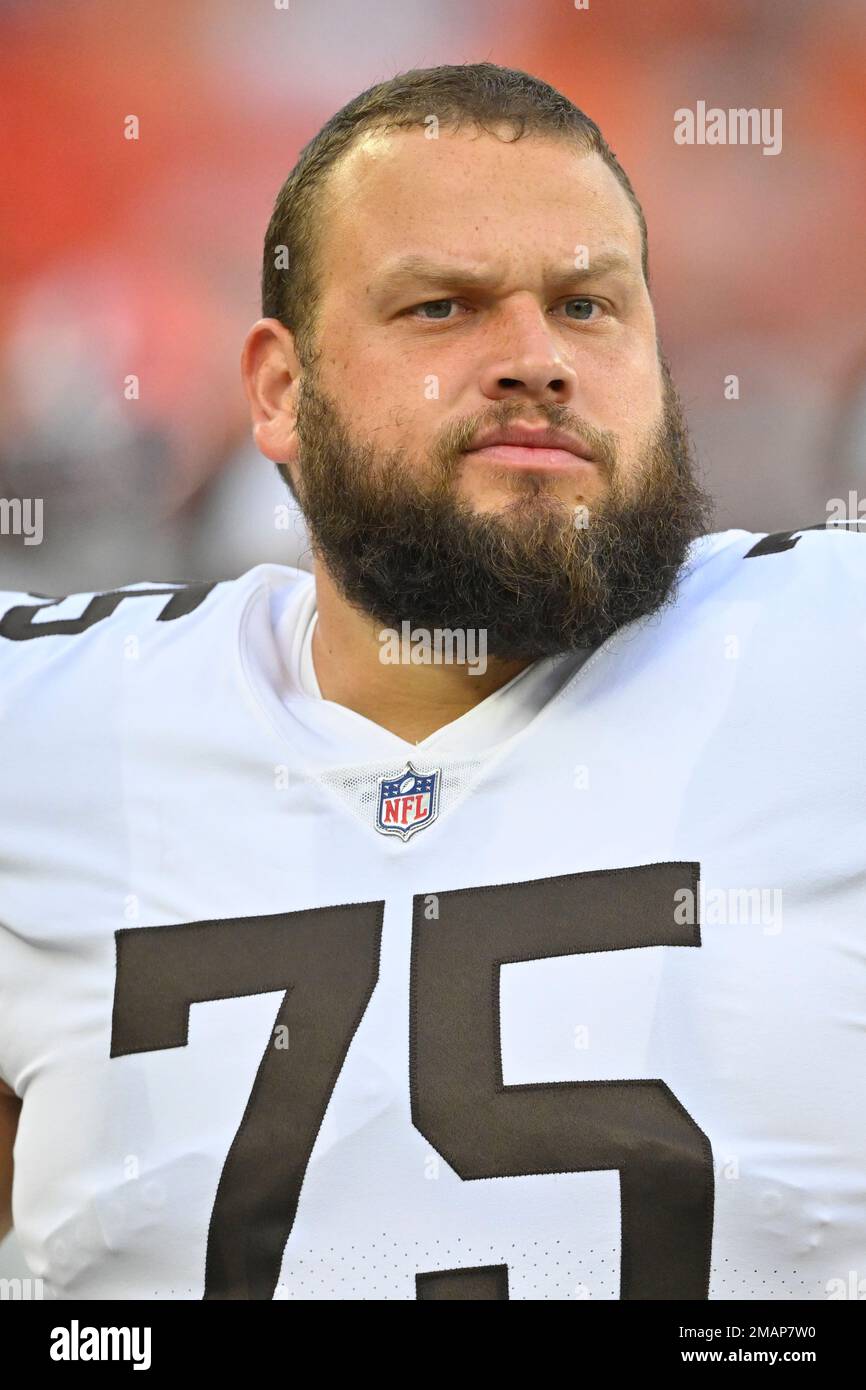 Cleveland Browns guard Joel Bitonio stands on the field during an NFL preseason football game against the Chicago Bears, Saturday, Aug. 27, 2022, in Cleveland. The Bears won 21-20. (AP Photo/David Richard) Banque D'Images
