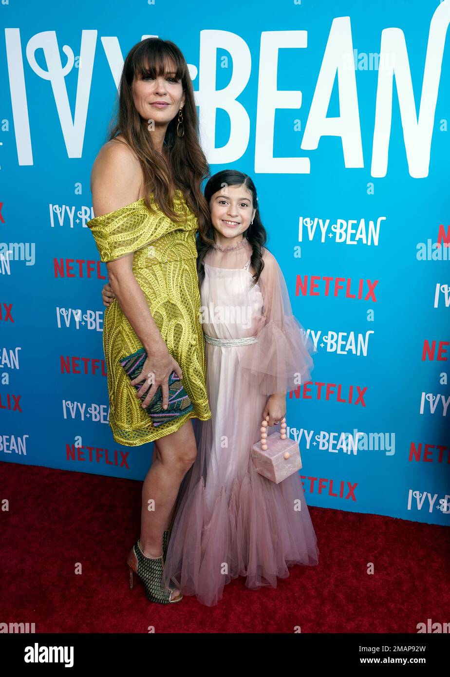 Elissa Down, left, director of "Ivy + Bean," poses with cast member Keslee Blalock at a special screening of the Netflix film, Monday, Aug 29, 2022, at Harmony Gold in Los Angeles. (AP Photo/Chris Pizzello) Banque D'Images