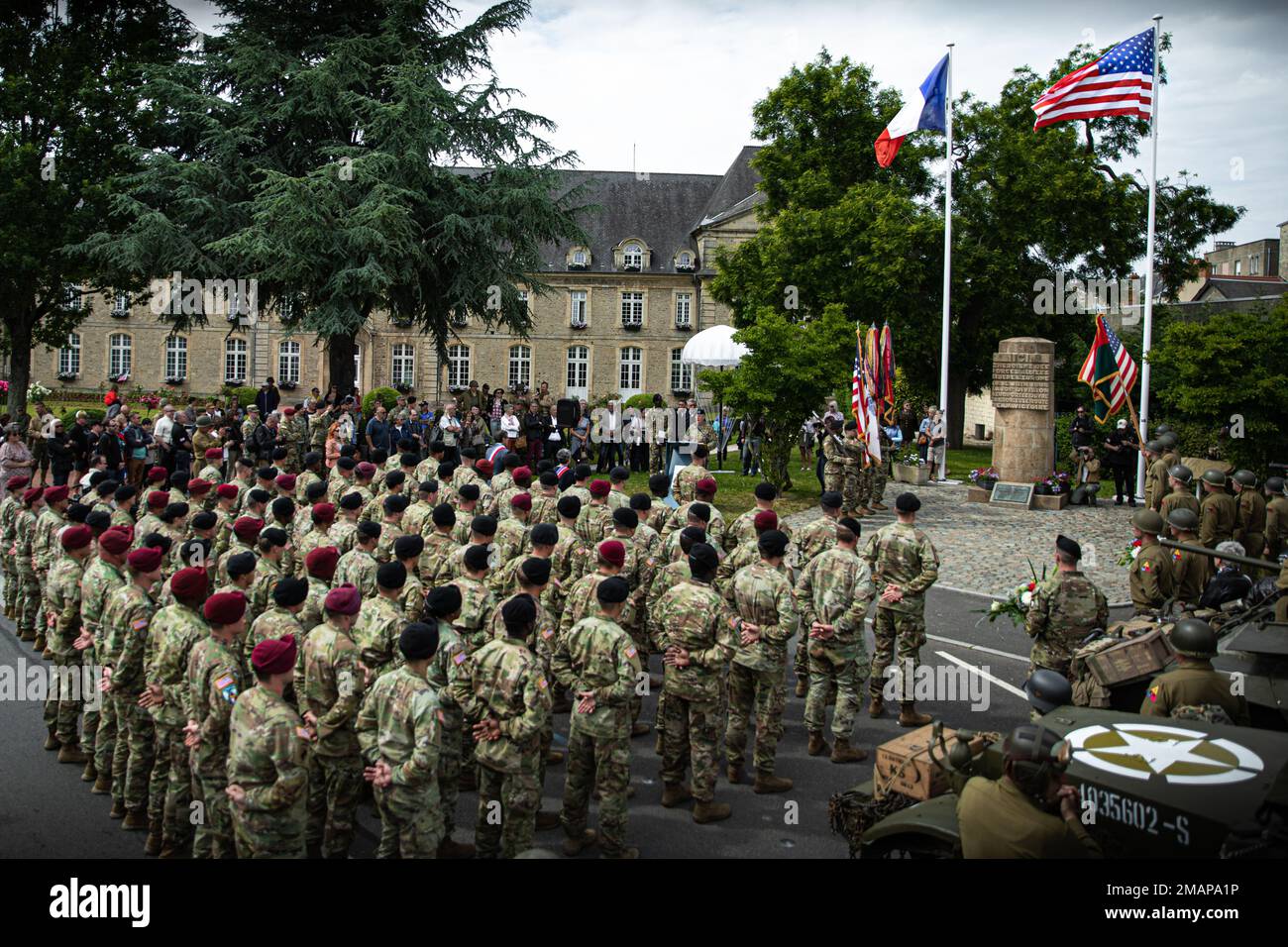 ÉTATS-UNIS Le général de division Joseph P. McGee, commandant général de la division aéroportée de 101st, prononce un discours avant le dévoilement d'une stèle dédiée à la division blindée de 2nd à Carentan, en France, au 2 juin 2022. Banque D'Images