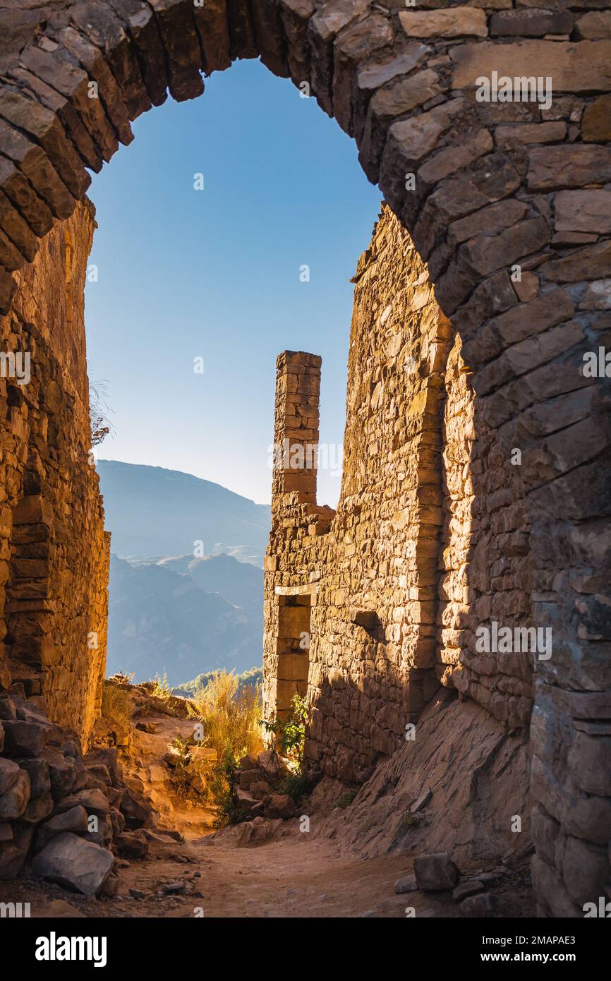 Belle arche de pierre dans les ruines du village abandonné ancien de Gamsutl, Dagestan.Russia Banque D'Images
