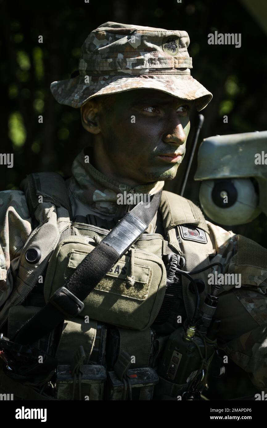 Un soldat lituanien attaché à LA compagnie REECE/COY se prépare à lancer un drone Raven au cours de l'exercice Combined Resolve 17 (CBR 17) dans la zone d'entraînement de Hohenfels, au Centre de préparation multinational conjoint à Hohenfels, en Allemagne, au 2 juin 2022. CBR 17 est une société américaine L’exercice de l’armée, composé de 5 600 membres de service, alliés et partenaires de plus de 10 pays, vise à évaluer la capacité des unités à mener efficacement des opérations de combat dans un espace de bataille multidomaine. Banque D'Images