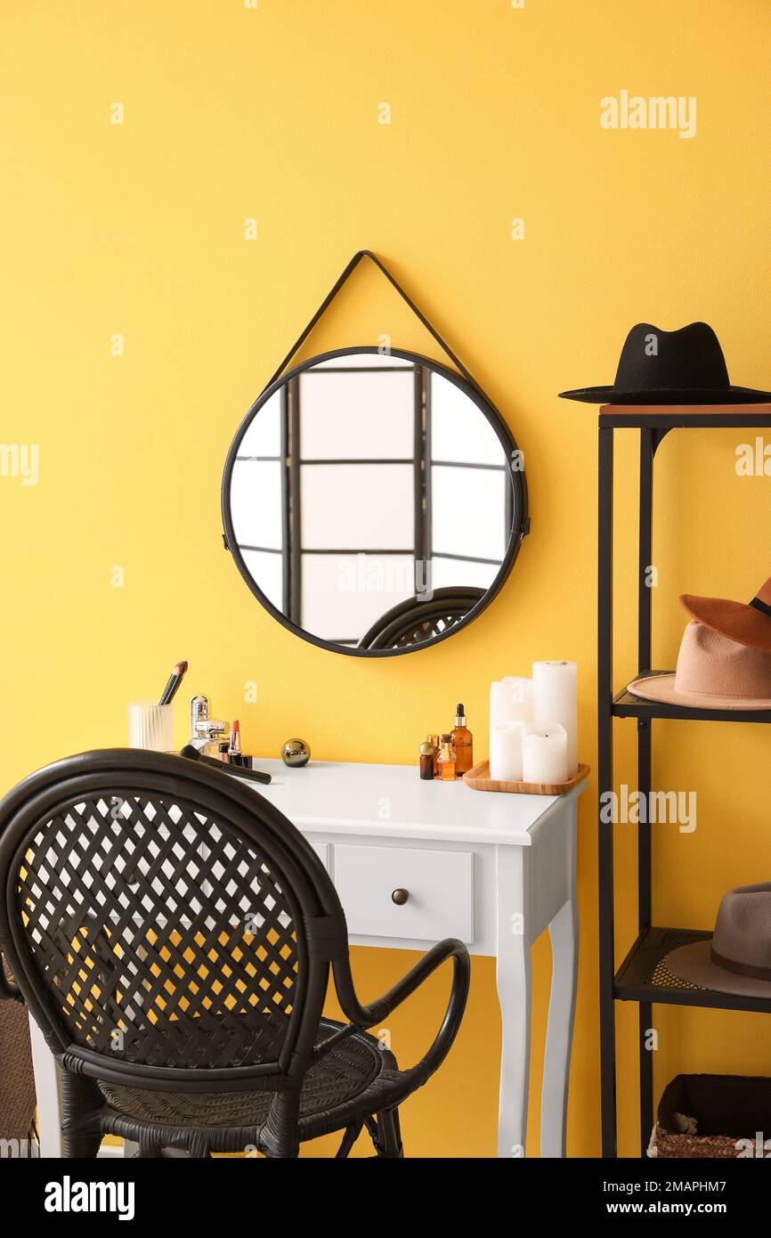 Intérieur d'une élégante salle de maquillage avec table, miroir et étagère Banque D'Images