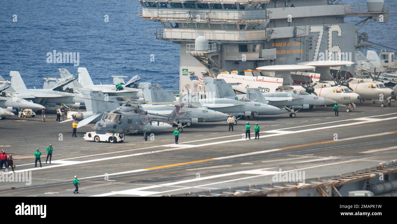 220602-N-LI114-1234 MER DES PHILIPPINES (2 juin 2022) Un hélicoptère Lynx de la marine de la République de Corée, affecté à l'hélicoptère ROKS Marado (LPH 6112), débarque sur le pont de vol des États-Unis Le seul porte-avions de la Marine USS Ronald Reagan (CVN 76) déployé à l’avant lors de l’exercice 2022 du Carrier Strike Group. L'exercice Carrier Strike Group est un exercice bilatéral entre les États-Unis Marine et marine de la République de Corée. Cet exercice permet à nos marines d'affiner les opérations et l'engagement afin de renforcer la coopération future tout en soutenant l'alliance qui demeure vitale pour la sécurité Banque D'Images